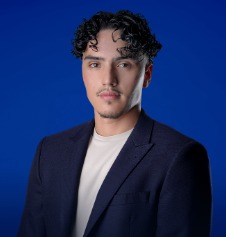 Akram, Makelaar