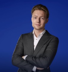 Esad, Makelaar